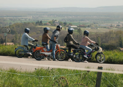 Visite insolites en mobylette dégustation de vins dans le vignoble à Beaune en Bourgogne