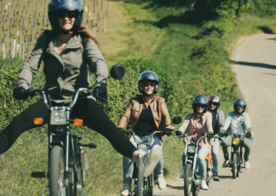 Visite insolites en mobylette dégustation de vins dans le vignoble à Beaune en Bourgogne