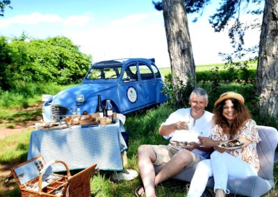 Déjeuner dans les vignes Balade guidée sur la Route des vins de Bourgogne en véhicules vintage