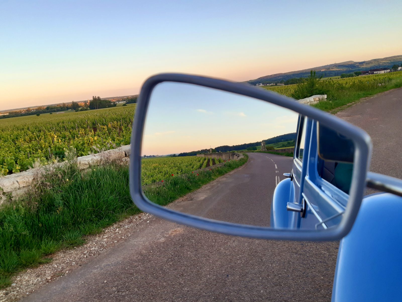 retro-2CV-route-sunset