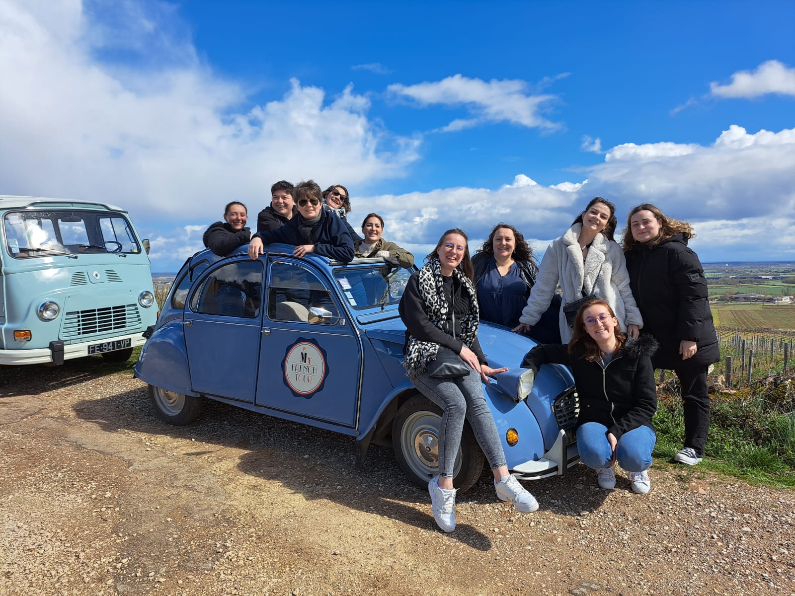 Balade guidée sur la Route des vins de Bourgogne en véhicules vintage :