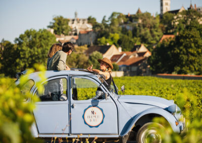 Partez à la découverte des vignobles de la Route des Grands Crus et arrêtez-vous dans un domaine viticole pour une visite de cave et une dégustation de vins.